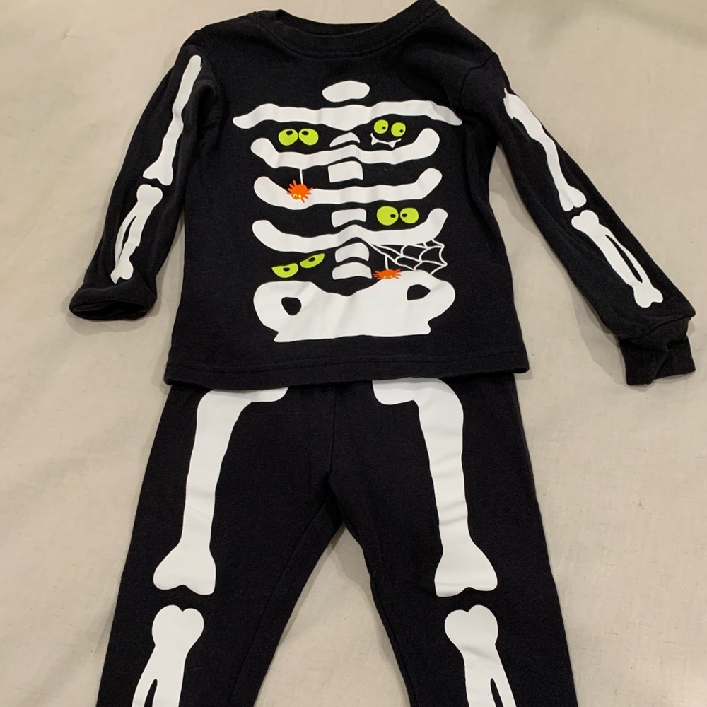 Carters Halloween Jammie’s- long sleeve 2t